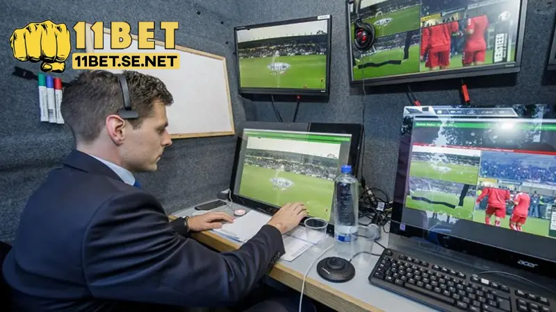 Công Nghệ VAR Là Gì? Được Sử Dụng Trong Tình Huống Nào? 2 Trọng tài check VAR để biết có công nhận bàn thắng