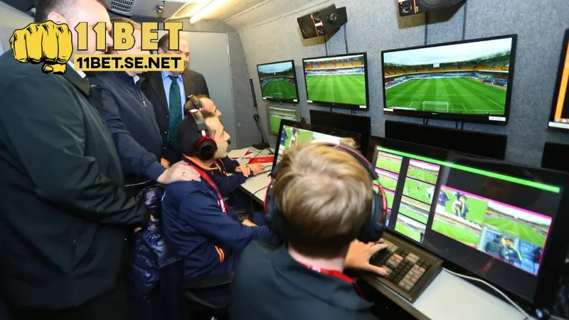 Công Nghệ VAR Là Gì? Được Sử Dụng Trong Tình Huống Nào? 1 Công nghệ VAR hỗ trợ trọng tài trong bóng đá